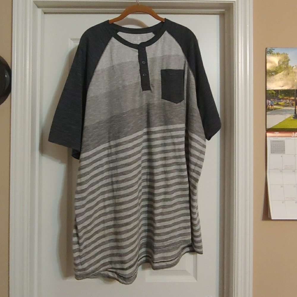 Men's short sleeve Henley w/ pocket